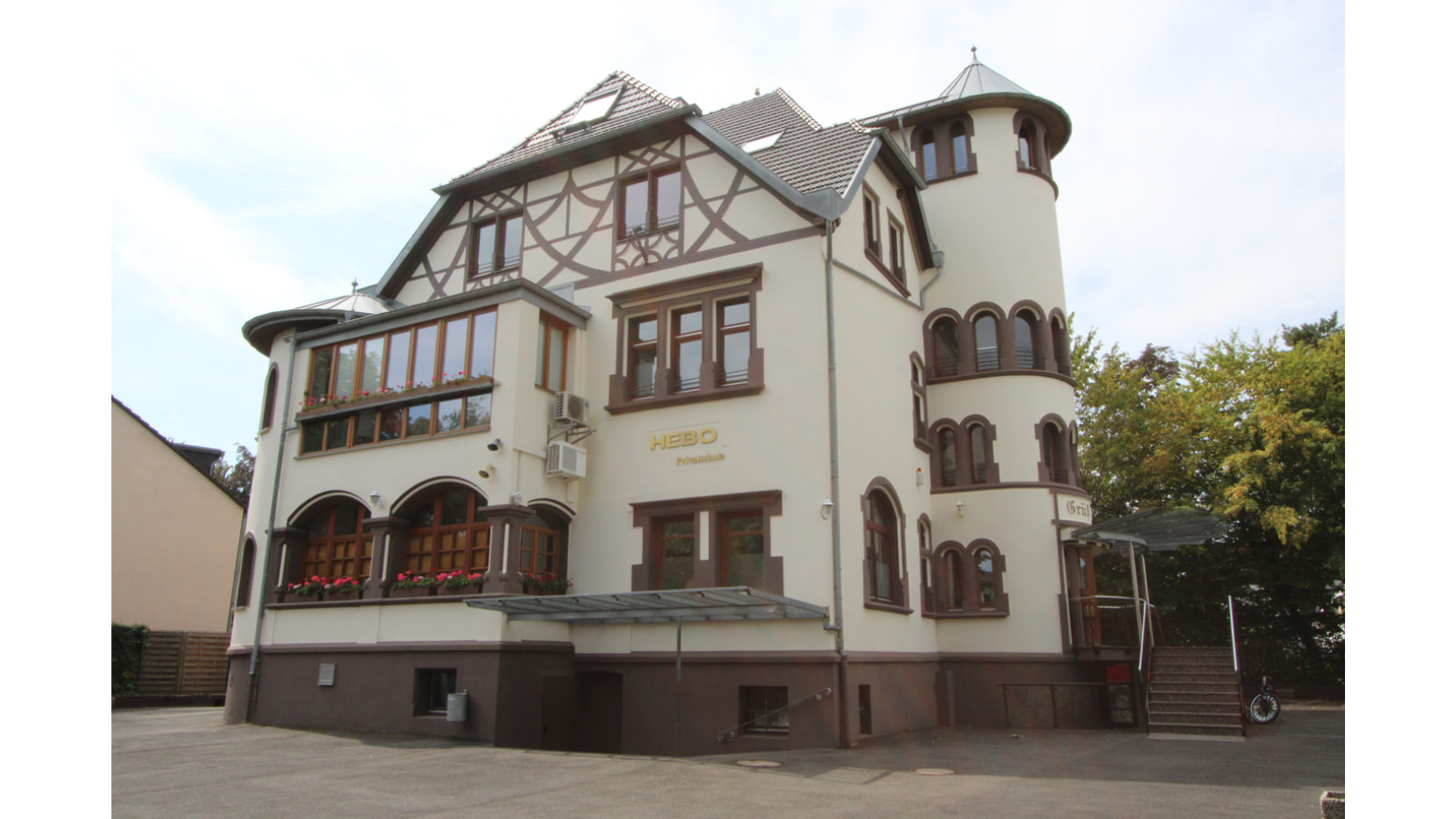 Fassadensanierung einer historischen Villa – Privatschule