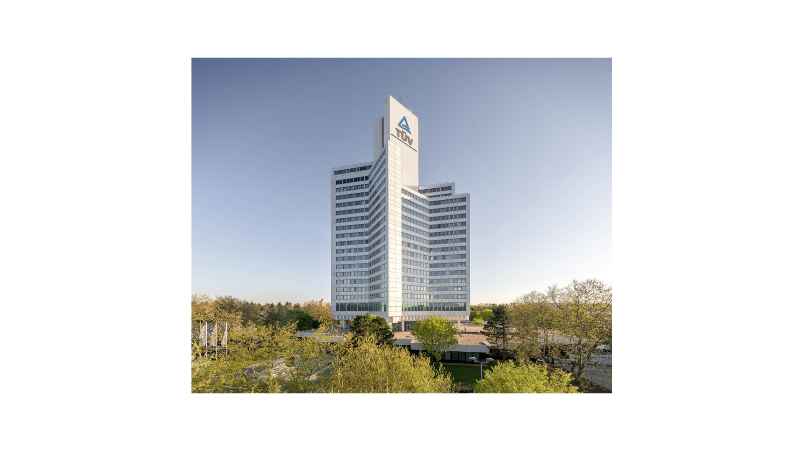 Vorbereitende Abdeckarbeiten – TÜV Rheinland Konzernzentrale Köln