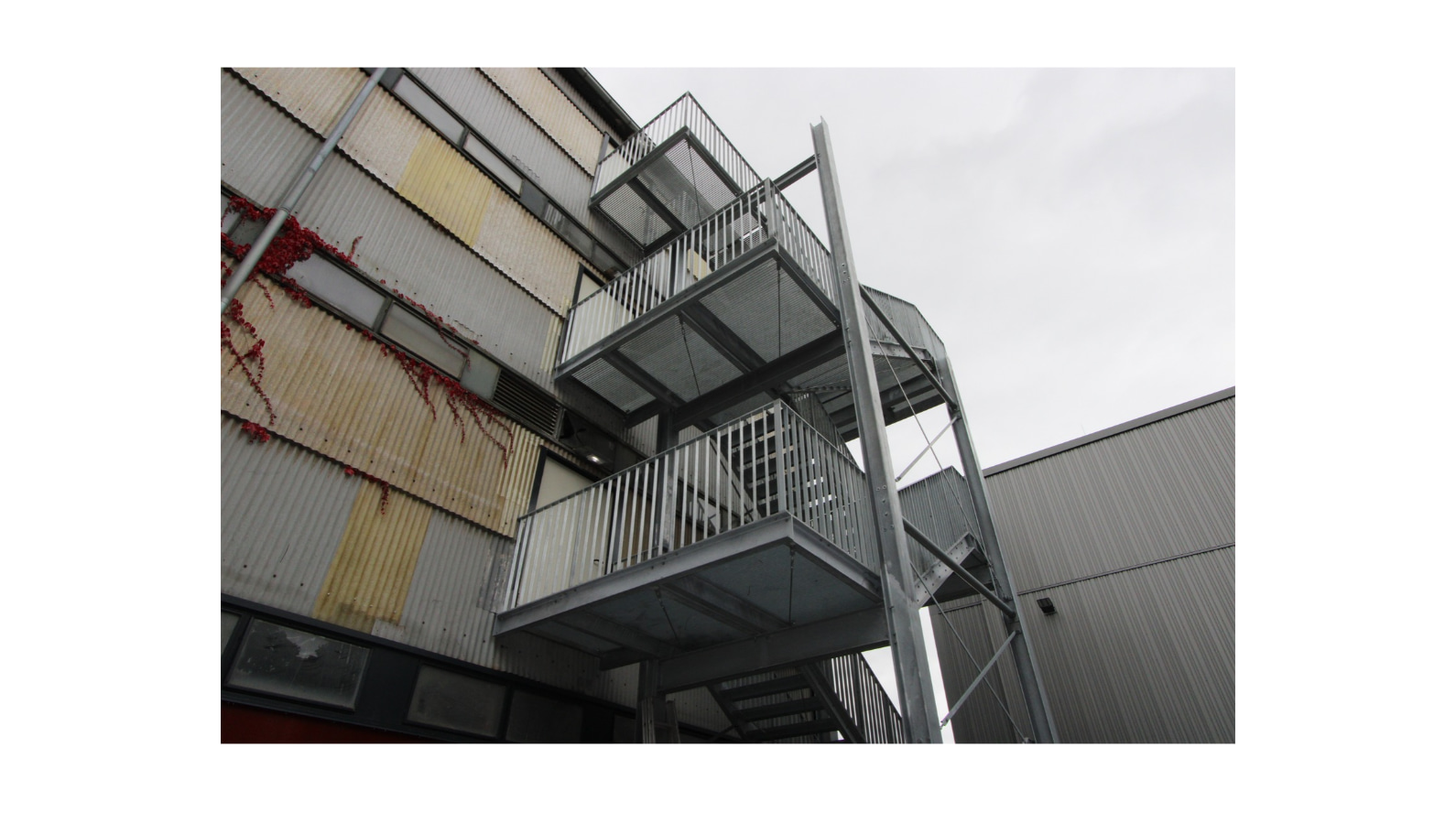Stahltreppe mit Fundament & Fassadenverkleidung aus Profilblech